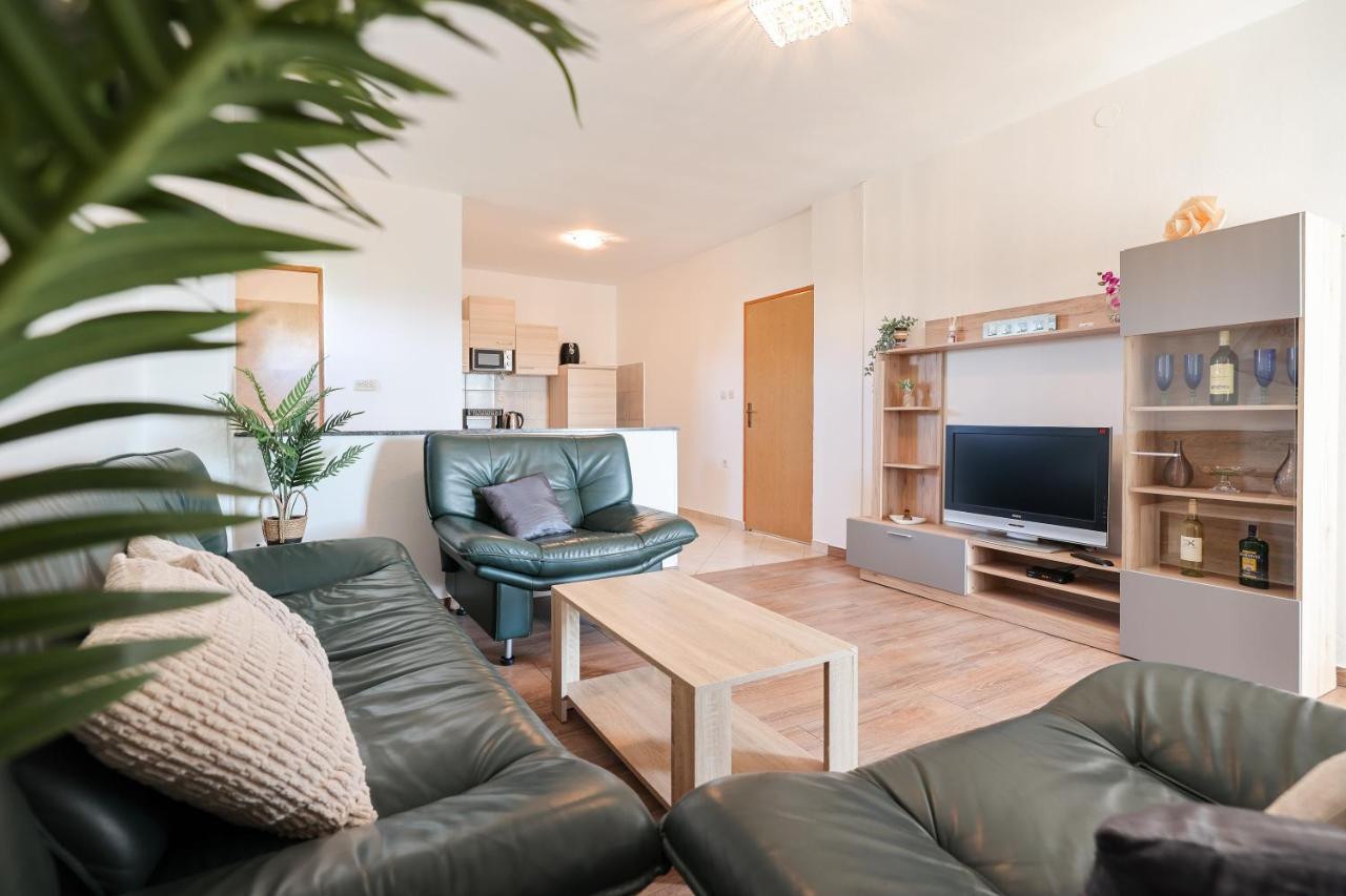 Apartments Miky วรซี ภายนอก รูปภาพ