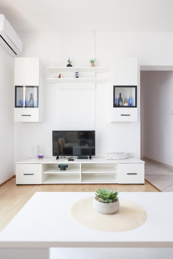 Apartments Miky วรซี ภายนอก รูปภาพ